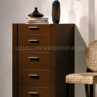 Camiseiro elit em madeira escura com gavetas e objetos decorativos