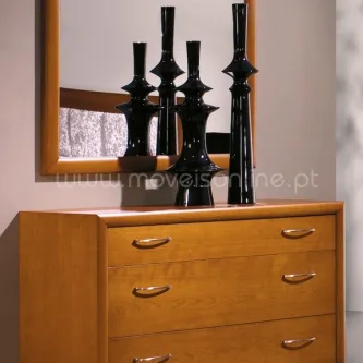 Cómoda de madeira clara com espelho e três vasos decorativos negros no tampo