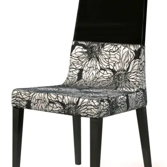 Cadeira Vogue estofada branca com padrão floral preto e pernas pretas