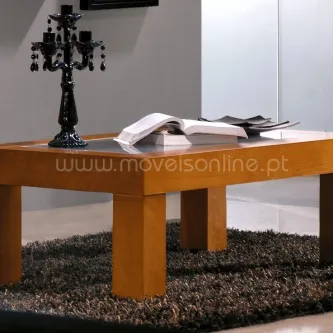 Mesa de centro Dutti em madeira com candelabro preto e livro aberto sobre tapete