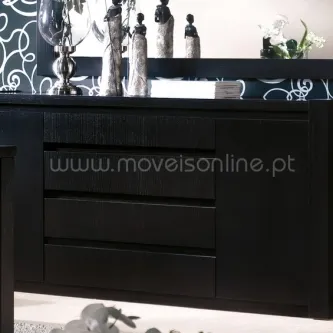 Aparador Vogue preto com gavetas horizontais e objectos decorativos no tampo