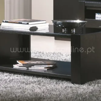 Mesa de centro negra moderna com prateleira, livros e taça decorativa
