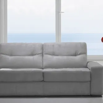 Sofá-cama Katia cinzento junto a janela com vista para o mar