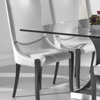 Cadeira branca estofada com pernas de madeira escura junto a mesa de vidro