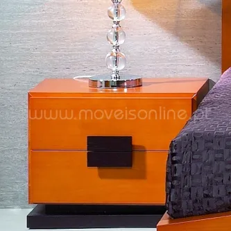 Mesa de cabeceira Million laranja com duas gavetas, puxador preto e candeeiro