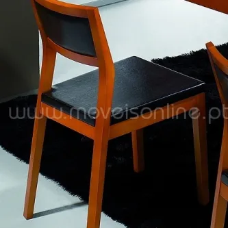 Cadeira Million em madeira laranja com assento e encosto pretos, vista lateral