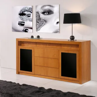 Aparador de madeira claro com painéis negros, candeeiro e quadros decorativos