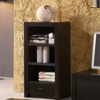 Livreiro baixo em madeira escura com três prateleiras abertas e gaveta inferior