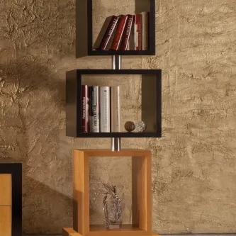 Estante Concept vertical com nichos negros e madeira clara, livros e vaso decorativo