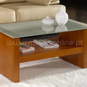 Mesa de centro retangular em madeira com tampo de vidro fosco e prateleira com revistas