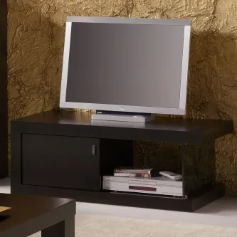 Móvel TV preto com televisor LCD prateado sobre base baixa e prateleira