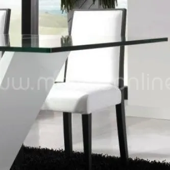 Cadeira Vogue estofada branca com pés pretos junto a mesa de vidro