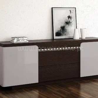 Aparador Kera em madeira escura com portas claras e decoração minimalista