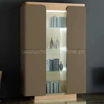 Vitrine Kera em madeira clara com vidro central iluminado e prateleiras com livros