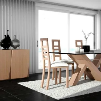 Sala de jantar Jade com mesa de vidro, base em madeira e três cadeiras