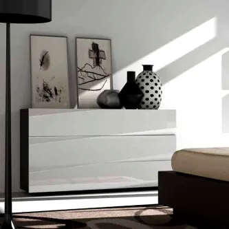 Cómoda Jade branca de três gavetas com vasos e quadros decorativos