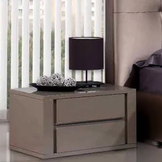 Mesa de cabeceira Jade bege com duas gavetas, candeeiro preto e centro decorativo