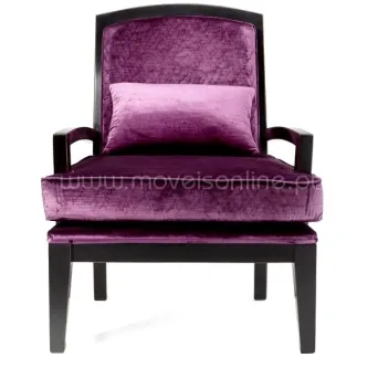 Cadeirão Kuatro em veludo roxo com estrutura em madeira escura e almofada