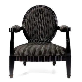 Cadeirão Kuatro em madeira preta, estofado riscado e encosto oval