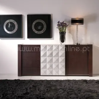 Aparador Kuatro em madeira escura com painel geométrico branco, vaso de flores e candeeiro