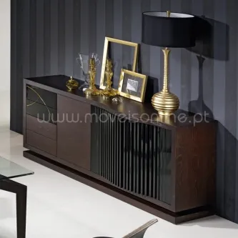 Aparador piano em madeira escura com portas ripadas e decoração dourada