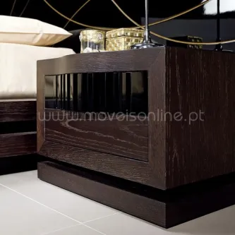 Mesa de cabeceira piano em madeira escura com frente vazada em vidro e base elevada