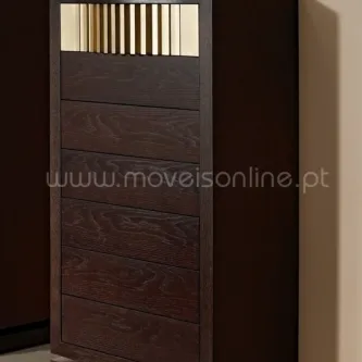 Camiseiro piano em madeira escura com frentes horizontais e topo com ripado claro