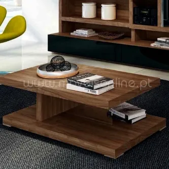 Mesa de centro Strong em madeira castanha com prateleira dupla e livros