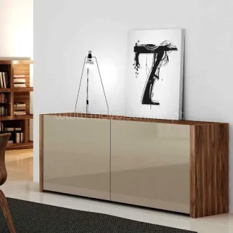 Aparador Strong com portas lacadas bege e acabamento lateral em nogueira