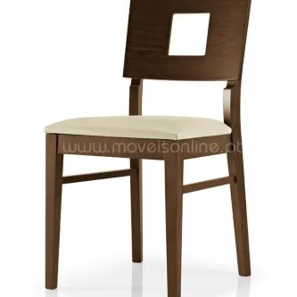 Cadeira Balin em madeira castanha com assento estofado creme e recorte quadrado