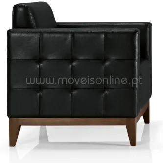 Maple Camelot poltrona preta em pele capitonada com pés em madeira