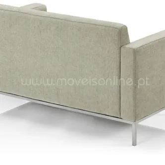 Sofá Camelot bege claro com pés metálicos e costas retas