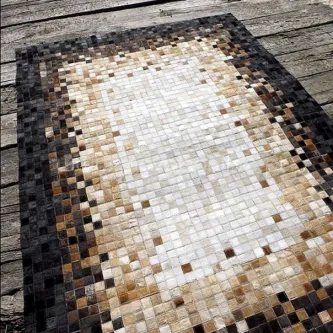 Tapete Quadra Center retangular em mosaico bege com bordas escuras