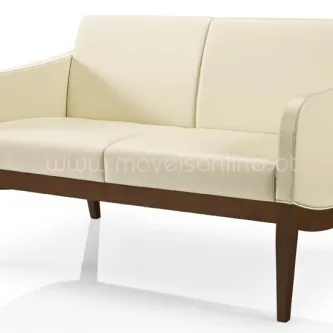 Sofa Ellen creme de dois lugares com base e pernas em madeira