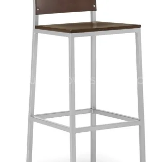 Banco Genie com assento e encosto em madeira castanha e estrutura metálica prateada