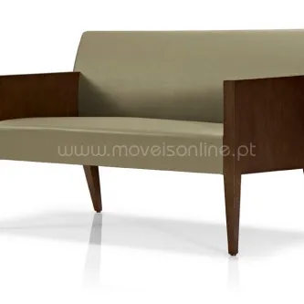 Sofá Karen bege com braços de madeira e assento estofado