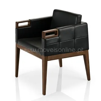 Cadeirão Roven em pele preta, estrutura e pés em madeira com braços recortados