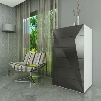 Camiseiro Player cinzento com frentes geométricas junto a poltrona e janela