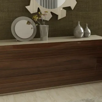 Comoda Tetris em madeira escura, tampo claro com vaso, espelho e objetos prateados