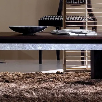 Mesa de centro Madrid em madeira escura com friso metálico, taça decorativa e revistas