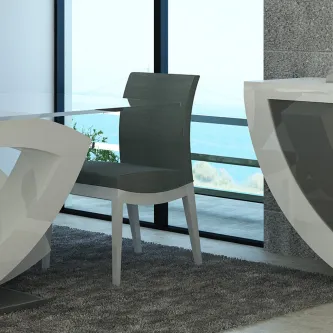 Cadeira Olhares cinzenta com pernas brancas junto a mesa de jantar e janela