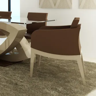 Cadeirão Olhares castanho com pernas claras junto a mesa de jantar