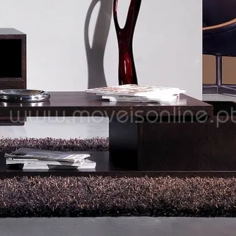 Mesa de centro Ourense em madeira escura com prateleira aberta e revistas