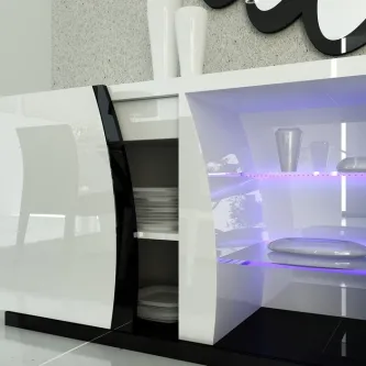 Aparador Saturno branco lacado com frisos pretos, prateleiras iluminadas e loiça