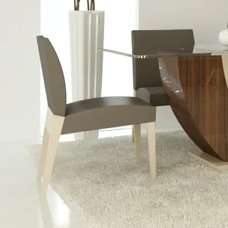 Cadeira Marte estofada cinzento com pernas de madeira clara junto a mesa