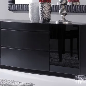 Aparador preto lacado com duas portas de vidro, gavetas e vasos decorativos