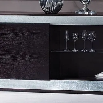 Aparador em madeira escura com tampo claro, vasos decorativos e copos de vidro.
