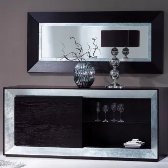 Aparador com moldura prateada e espelho, vaso decorativo e candeeiro sobre tampo