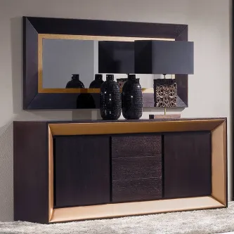 Aparador com moldura em madeira escura e detalhes dourados, espelho, vasos e candeeiro