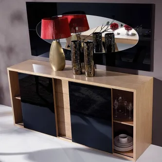 Aparador com moldura em madeira clara, portas negras brilhantes, espelho e decoração.